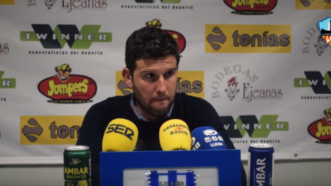 El entrenador del Lleida Esportiu, Gerard Albadalejo, durante una rueda de prensa. / YOUTUBE - LLEIDA ESPORTIU El entrenador del Lleida Esportiu, Gerard Albadalejo, durante una rueda de prensa. / YOUTUBE - LLEIDA ESPORTIU