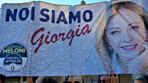 Pancarta gigante en Piazza del Popolo de Roma durante el último mitin de campaña de la coalición de derechas. Pancarta gigante en Piazza del Popolo de Roma durante el último mitin de campaña de la coalición de derechas.
