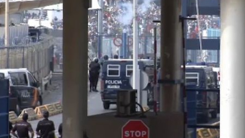 Nuevos enfrentamientos en Ceuta por los bloqueos marroquíes Nuevos enfrentamientos en Ceuta por los bloqueos marroquíes