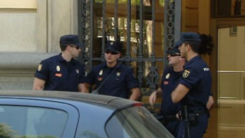 Los efectivos de UDEF han salido de la sede con maletines y cajas Los efectivos de UDEF han salido de la sede con maletines y cajas