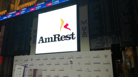 El logo del grupo de restauracióm AmRest, en el panel de la Bolsa de Madrid, poco antes del comienzo de su cotización. E.P. El logo del grupo de restauracióm AmRest, en el panel de la Bolsa de Madrid, poco antes del comienzo de su cotización. E.P.