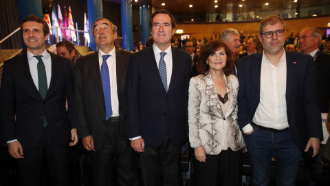 El presidente del Partido Popular, Pablo Casado, el expresidente de la CEOE Juan José Rosell, el nuevo presidente de la patronal Antonio Garamendi, la vicepresidenta del gobierno Carmen Calvo y el secretario general de CCOO Unai Sordo, tras la Asamblea G El presidente del Partido Popular, Pablo Casado, el expresidente de la CEOE Juan José Rosell, el nuevo presidente de la patronal Antonio Garamendi, la vicepresidenta del gobierno Carmen Calvo y el secretario general de CCOO Unai Sordo, tras la Asamblea G