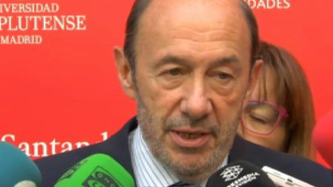 Rubalcaba insta reformar la Constitución como "única solución posible" en Cataluña Rubalcaba insta reformar la Constitución como "única solución posible" en Cataluña