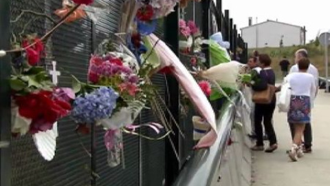 Salva de aplausos para el tren a su paso por Angrois en el aniversario de la tragedia Salva de aplausos para el tren a su paso por Angrois en el aniversario de la tragedia