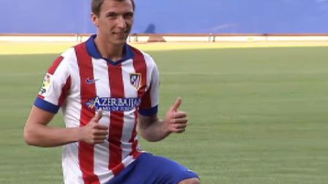 La afición del Atlético, encantada con Mario Mandzukic La afición del Atlético, encantada con Mario Mandzukic