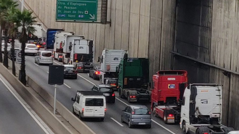 Cientos de camiones en su marcha lenta por la Ronda Litoral de Barcelona.@skalistrao Cientos de camiones en su marcha lenta por la Ronda Litoral de Barcelona.@skalistrao