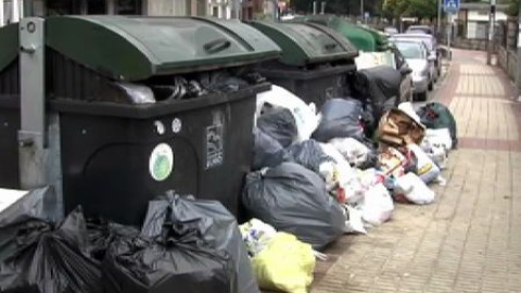 Los empleados de basuras empiezan a limpiar las calles de Lugo Los empleados de basuras empiezan a limpiar las calles de Lugo
