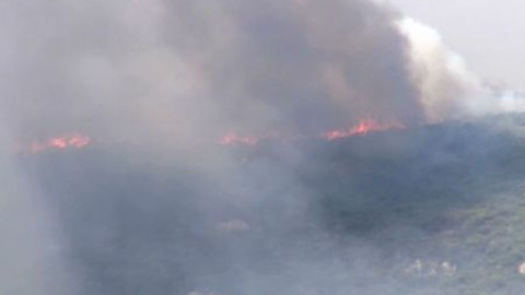 Continúa sin control el ultimo incendio declarado en Algeciras Continúa sin control el ultimo incendio declarado en Algeciras