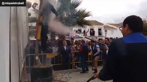 Puigdemont, indignado con la fiesta de Coripe en la que fusilan a un muñeco que le representa Puigdemont, indignado con la fiesta de Coripe en la que fusilan a un muñeco que le representa