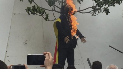 El muñeco quemado en la plaza principal de Coripe, Sevilla. Europa Press El muñeco quemado en la plaza principal de Coripe, Sevilla. Europa Press