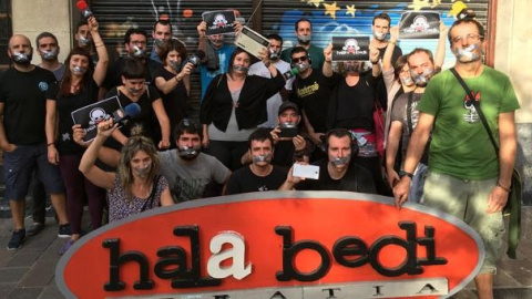 Los integrantes de la radio Hala Bedi, en solidaridad con el periodista multado por la Ley Mordaza Los integrantes de la radio Hala Bedi, en solidaridad con el periodista multado por la Ley Mordaza