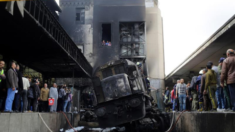 Vista de los daños en uno de los andenes de la estación de tren central en El Cairo tras el incendio. EFE/ Khaled Elfiqi Vista de los daños en uno de los andenes de la estación de tren central en El Cairo tras el incendio. EFE/ Khaled Elfiqi
