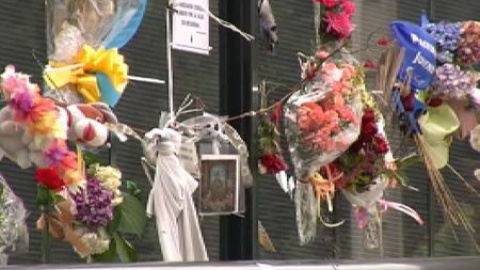 Flores en la curva de Angrois para homenajear a los 82 fallecidos Flores en la curva de Angrois para homenajear a los 82 fallecidos