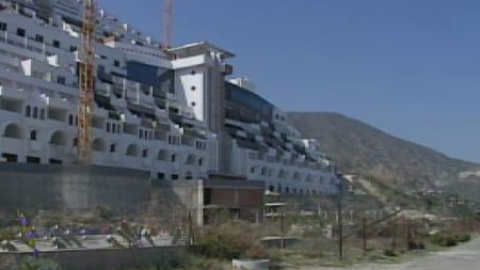 La Junta de Andalucía comprará los terrenos del Algarrobico para demolerlo La Junta de Andalucía comprará los terrenos del Algarrobico para demolerlo