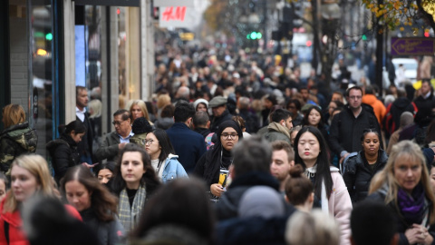Oxford Street (Londres) durante el Black Friday.  EFE/ Facundo Arrizabalaga