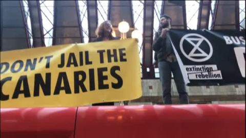 Activistas climáticos bloquean el paso a la Bolsa de Londres Activistas climáticos bloquean el paso a la Bolsa de Londres