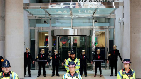 Imagen cedida por el grupo ecologista Extinction Rebellion (XR) que muestra a varios activistas bloqueando la entrada del edificio de la Bolsa de Valores de Londres. (TOM MORTON | EFE) Imagen cedida por el grupo ecologista Extinction Rebellion (XR) que muestra a varios activistas bloqueando la entrada del edificio de la Bolsa de Valores de Londres. (TOM MORTON | EFE)