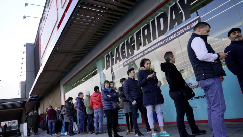 La gente esperando que abra un negocio en Barakaldo. REUTERS/Vincent West