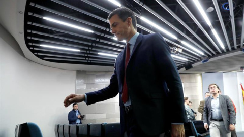 El presidente del Gobierno, Pedro Sánchez, tras comparecer hoy en el Palacio de la Moncloa, en Madrid, donde ha anunciado que España ha alcanzado un acuerdo sobre Gibraltar y, por tanto, mañana levantará el veto en la reunión de líderes comunitarios El presidente del Gobierno, Pedro Sánchez, tras comparecer hoy en el Palacio de la Moncloa, en Madrid, donde ha anunciado que España ha alcanzado un acuerdo sobre Gibraltar y, por tanto, mañana levantará el veto en la reunión de líderes comunitarios