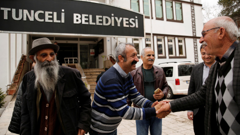 Maçoğlu saluda a varios vecinos junto a un edificio municipal. - REUTERS Maçoğlu saluda a varios vecinos junto a un edificio municipal. - REUTERS