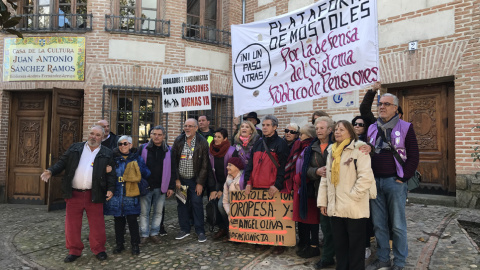 La plataforma de pensionistas de Móstoles, junto a Ángel Oliva. J.G.U.