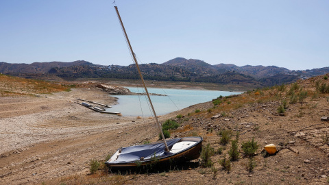 Un barco se sienta cerca del suelo agrietado del embalse de la Viñuela durante una sequía severa en la Viñuela, cerca de Málaga, sur de España 8 de agosto de 2022. Un barco se sienta cerca del suelo agrietado del embalse de la Viñuela durante una sequía severa en la Viñuela, cerca de Málaga, sur de España 8 de agosto de 2022.