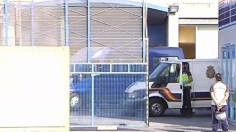 Trasladan a 300 inmigrantes a centros de internamiento de Madrid y Barcelona Trasladan a 300 inmigrantes a centros de internamiento de Madrid y Barcelona