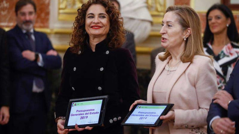 La ministra de Hacienda, María Jesús Montero (i), hace entrega a la presidenta del Congreso de los Diputados, Ana Pastor (d), el Proyecto de Presupuestos Generales del Estado para 2019. (EFE | EMILIO NARANJO) La ministra de Hacienda, María Jesús Montero (i), hace entrega a la presidenta del Congreso de los Diputados, Ana Pastor (d), el Proyecto de Presupuestos Generales del Estado para 2019. (EFE | EMILIO NARANJO)
