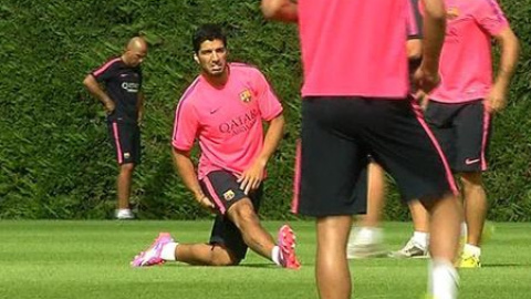 Luis Suárez se lo pasa en grande en el entrenamiento del Barça Luis Suárez se lo pasa en grande en el entrenamiento del Barça