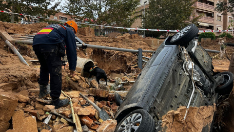 Un efectivo del Grupo Balear de Rescate, junto a su perra policía, buscando entre los escombros de la DANA. Un efectivo del Grupo Balear de Rescate, junto a su perra policía, buscando entre los escombros de la DANA.