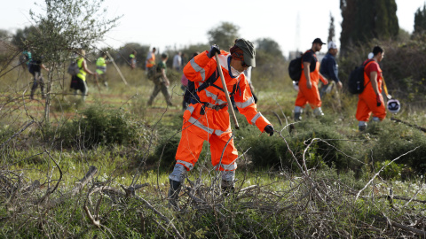 Un grupo de voluntarios rastrea los alrededores de la localidad de Torrent, València, tras la DANA. Un grupo de voluntarios rastrea los alrededores de la localidad de Torrent, València, tras la DANA.