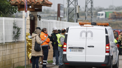 Miembros de los servicios de emergencia a las puertas de una residencia de mayores en Villafranca de Ebro, a 15 de noviembre de 2024. Miembros de los servicios de emergencia a las puertas de una residencia de mayores en Villafranca de Ebro, a 15 de noviembre de 2024.