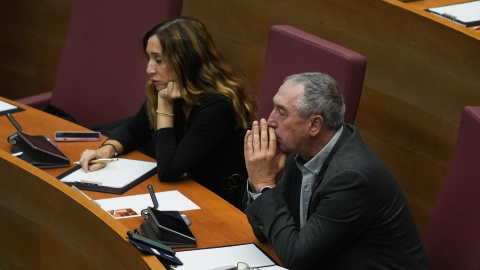 Los diputados de Compromís en las Cortes Valencianas, Isaura Navarro y Joan Baldoví, durante una sesión plenaria, en Les Corts Valencianes, a 15 de noviembre de 2024, en València. Los diputados de Compromís en las Cortes Valencianas, Isaura Navarro y Joan Baldoví, durante una sesión plenaria, en Les Corts Valencianes, a 15 de noviembre de 2024, en València.