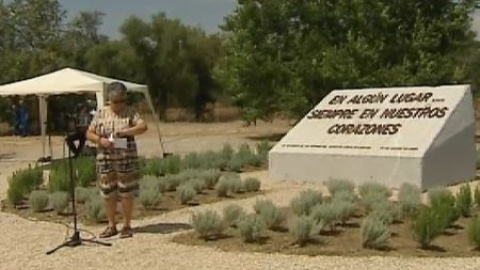 Las víctimas depositan una ofrenda floral en el lugar del accidente de Spanair Las víctimas depositan una ofrenda floral en el lugar del accidente de Spanair
