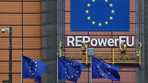 Banderas de la UE delante de la sede de la Comisión Europea en Bruselas. REUTERS/Yves Herman Banderas de la UE delante de la sede de la Comisión Europea en Bruselas. REUTERS/Yves Herman