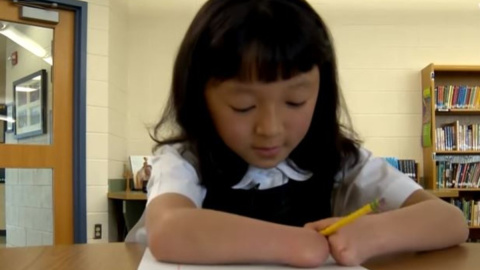 Sara Hinesley, ganadora de un concurso de caligrafía nacional. Captura de un vídeo. Sara Hinesley, ganadora de un concurso de caligrafía nacional. Captura de un vídeo.