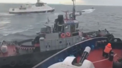 Un guardacostas ruso aborda un remolcador ucraniano en el estrecho de Kerch. / REUTERS Un guardacostas ruso aborda un remolcador ucraniano en el estrecho de Kerch. / REUTERS