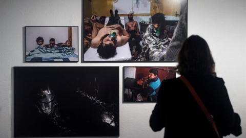 Una visitante observa un grupo de fotos que forman parte de la exposición Las historias que importan, que muestra las imágenes ganadoras del prestigioso premio de fotoperiodismo World Press Photo 2019. EFE