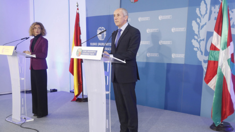 La ministra de Política Territorial, Meritxell Batet, junto al consejero de Autogobierno, Josu Erkoreka, en rueda de prensa tras, la reunión de la Comisión Mixta de Transferencias Estado-País Vasco. EFE/Luis Tejido La ministra de Política Territorial, Meritxell Batet, junto al consejero de Autogobierno, Josu Erkoreka, en rueda de prensa tras, la reunión de la Comisión Mixta de Transferencias Estado-País Vasco. EFE/Luis Tejido