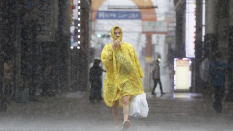 Un hombre camina por la calle bajo fuertes lluvias y vientos causados por el tifón Nanmadol en Kagoshima, en la isla principal más al sur de Japón. Un hombre camina por la calle bajo fuertes lluvias y vientos causados por el tifón Nanmadol en Kagoshima, en la isla principal más al sur de Japón.