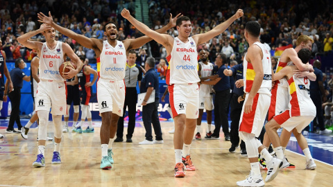 Los jugadores de la selección española de baloncesto celebran el triunfo en la final del Eurobasket contra Francia. Los jugadores de la selección española de baloncesto celebran el triunfo en la final del Eurobasket contra Francia.