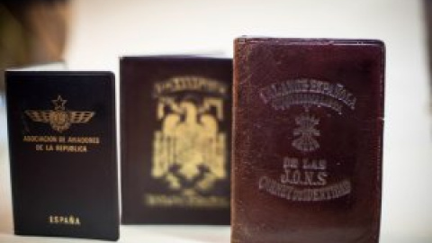 Carnés de Falange, condones y lonchas de bacon: lo que esconden los libros de viejo Carnés de Falange, condones y lonchas de bacon: lo que esconden los libros de viejo