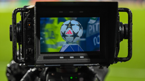 Cámara de televisión capta un balón de fútbol. Cámara de televisión capta un balón de fútbol.