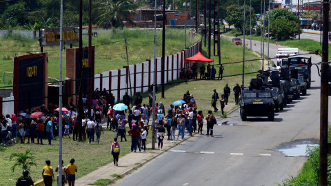 Familiares de reclusos arrestados tras las protestas esperan noticias en Tocuyito, estado de Carabobo, Venezuela, a 25 de octubre de 2023. Familiares de reclusos arrestados tras las protestas esperan noticias en Tocuyito, estado de Carabobo, Venezuela, a 25 de octubre de 2023.