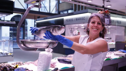 Una paradista de pescado muestra uno de los magníficos ejemplares a la venta.
