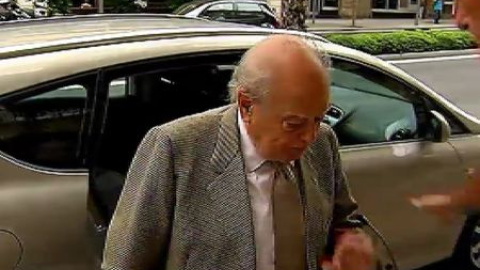 Indignados en Barcelona hacen guardia en casa de Pujol para abuchearle Indignados en Barcelona hacen guardia en casa de Pujol para abuchearle