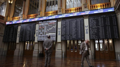Inversores miran los indicadores del Ibex 35, en el patio de negociación de la Bolsa de Madrid. REUTERS/Andrea Comas Inversores miran los indicadores del Ibex 35, en el patio de negociación de la Bolsa de Madrid. REUTERS/Andrea Comas