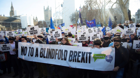 Activistas en contra de la salida del Reino Unido de la UE muestran pancartas con el mensaje 'No Blindfold Brexit' ('No un brexito con los ojos vendados') a las afueras del Parlamento británico, en Londres. EFE/ Facundo Arrizabalaga