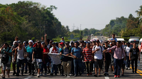 Una caravana de migrantes hondureños atraviesa México. (JOSÉ CABEZAS | EFE) Una caravana de migrantes hondureños atraviesa México. (JOSÉ CABEZAS | EFE)