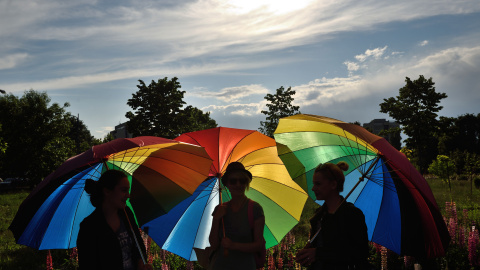 Personas sostienen paraguas arco iris para celebrar el Día Internacional contra la Homofobia frente al edificio del Parlamento rumano en Bucarest. DANIEL MIHAILESCU / AFP Personas sostienen paraguas arco iris para celebrar el Día Internacional contra la Homofobia frente al edificio del Parlamento rumano en Bucarest. DANIEL MIHAILESCU / AFP